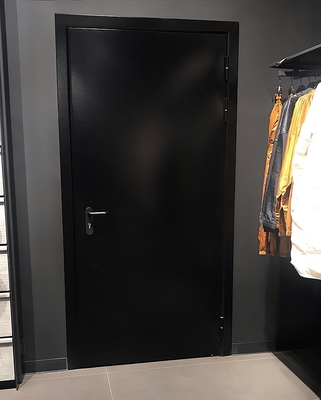 Черная дверь для магазина одежды