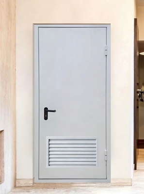 Дверь с отверстиями для вентиляции