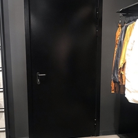 Черная дверь для магазина одежды