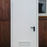 Однопольная дверь с решеткой в котельную