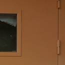Однопольная дверь «Антипаника» со стеклом (RAL 8017) 