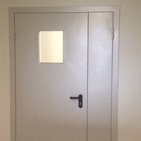 Полуторная дверь в поликлинике