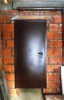 Двери в подвальном помещении