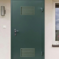 Дверь зеленого цвета с двумя вентрешетками