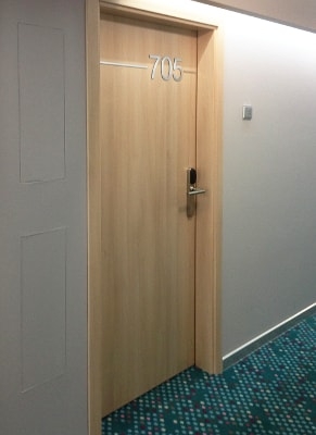 Двери в гостинице