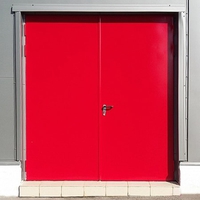Двустворчатая ярко-красная дверь