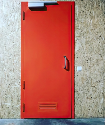 Красная техническая дверь с ручкой скобой и доводчиком