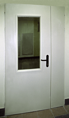 Огнестойкая дверь в больнице со стеклом