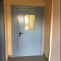 Остекленная дверь в лифтовом холле