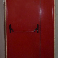 Полуторная дверь красного цвета