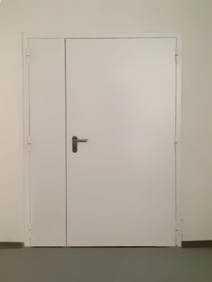 Белая дверь с серой ручкой