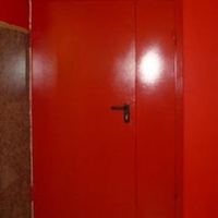 Красная блестящая дверь