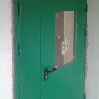Зеленая дверь со стеклом