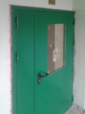 Зеленая дверь со стеклом