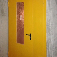 Остекленная полуторная дверь желтого цвета
