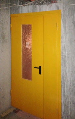Остекленная полуторная дверь желтого цвета
