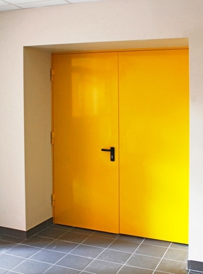 Распашная огнестойкая дверь желтого цвета