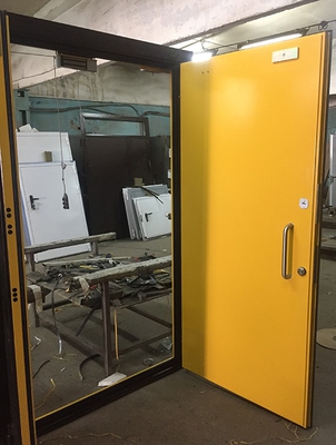 Желтая техническая дверь