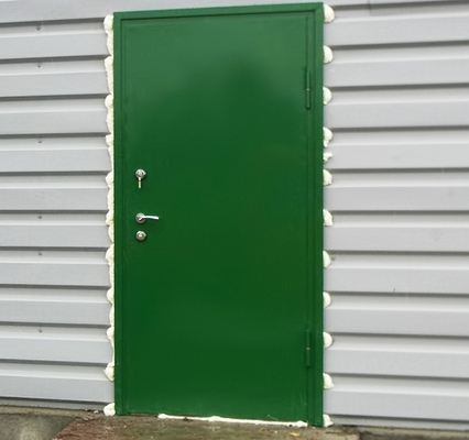 Зеленая техническая дверь