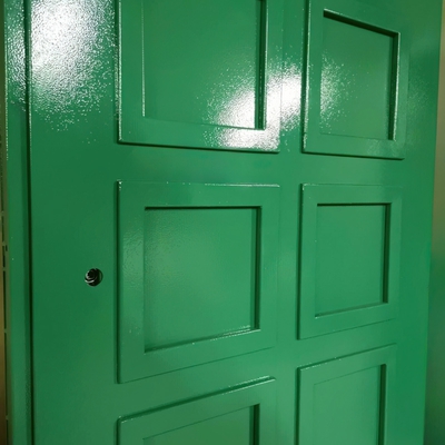 Зеленая дверь с багетными вставками