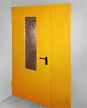 Желтая дверь со стеклом